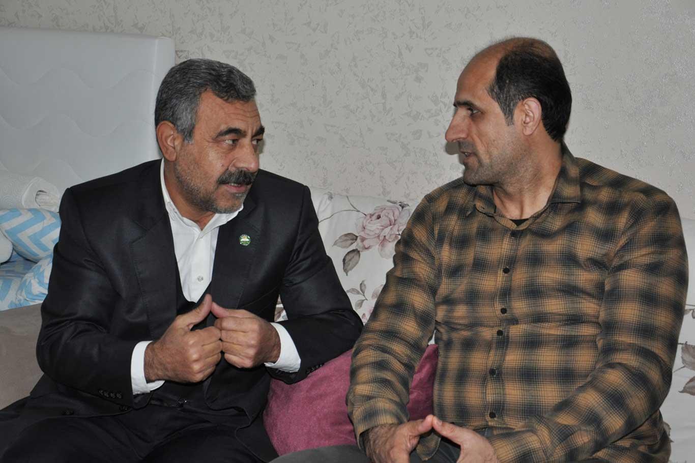 HÜDA PAR Batman heyeti, çocukları ölümcül hastalığa yakalanan Abay ailesini ziyaret etti